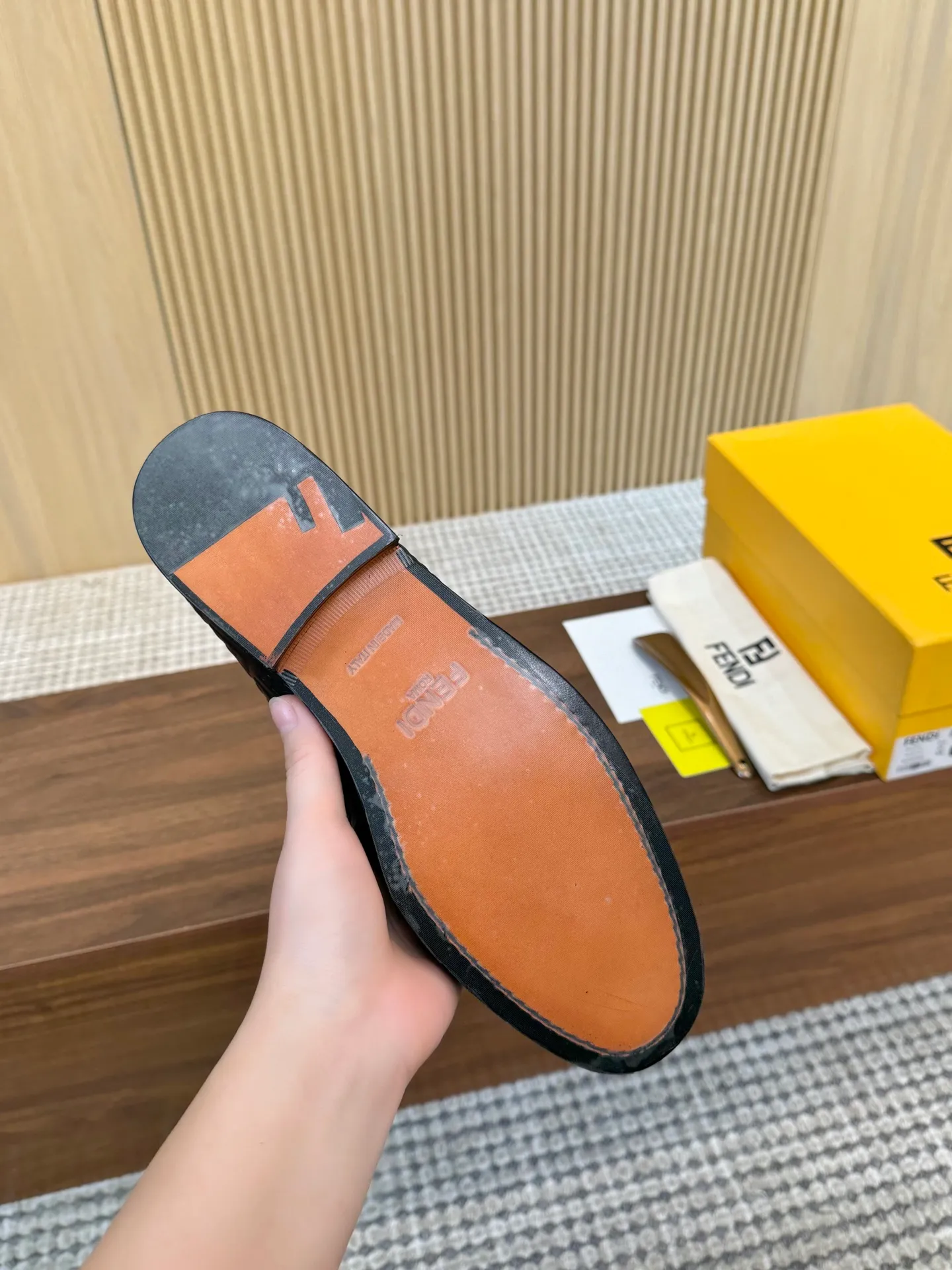[FENDI] Top P: 980💰 ▪️Size: Men's 39-44. (Customized at 38.45.46) Fendi men's business casual leather shoes Imported brand cloth/calfskin/open edge beads/brand logo printing -Inside: Comfortable cowhide lining -Outsole: Genuine leather outsole with rubber backing embedded in the heel, perfect injection molding -Ultra-high quality control·Fine workmanship: highlighted (high-end·luxury·grade)